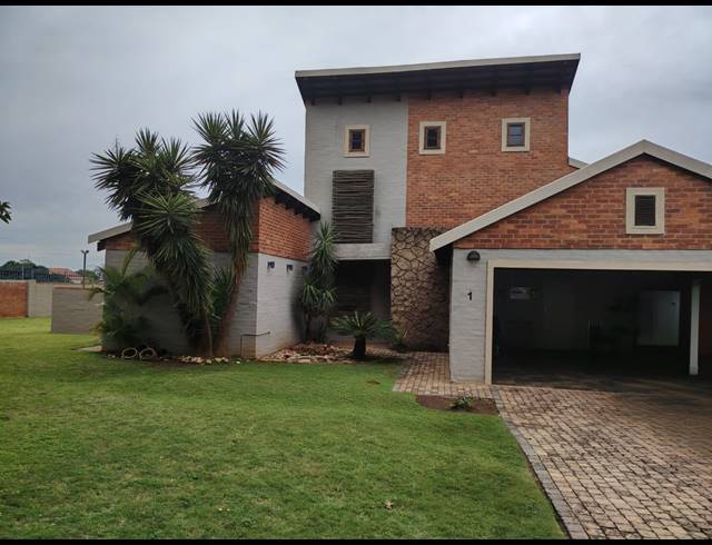 3 BEDROOM TOWNHOUSE FOR SALE IN WATERVAL EAST